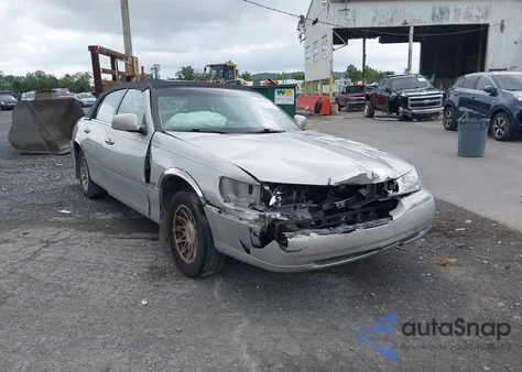 1999 Lincoln Town Car Signature z USA, uszkodzony, nr VIN 1LNFM82W2XY600959